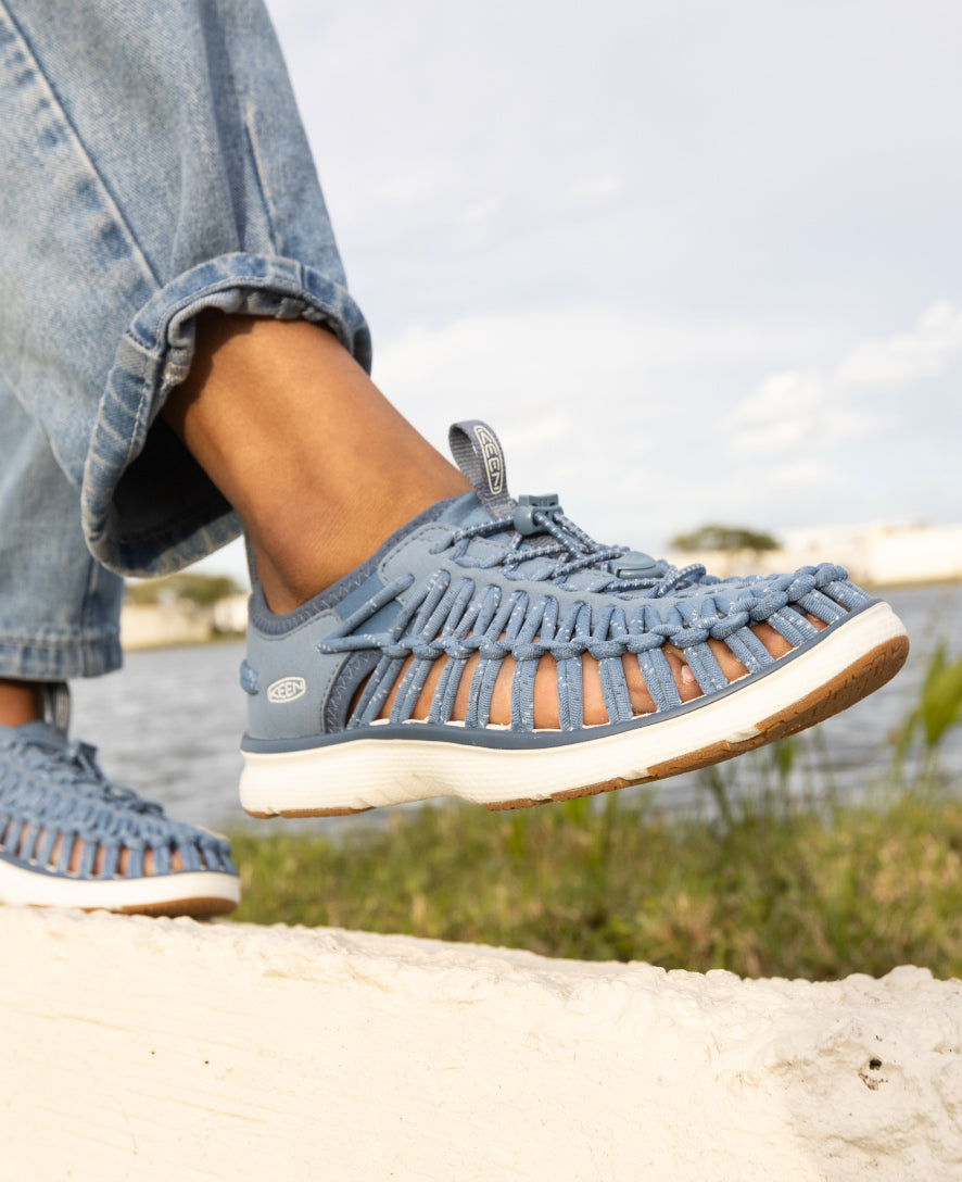 Keen Women's UNEEK O3 Sneaker Sandal | Black/Star White