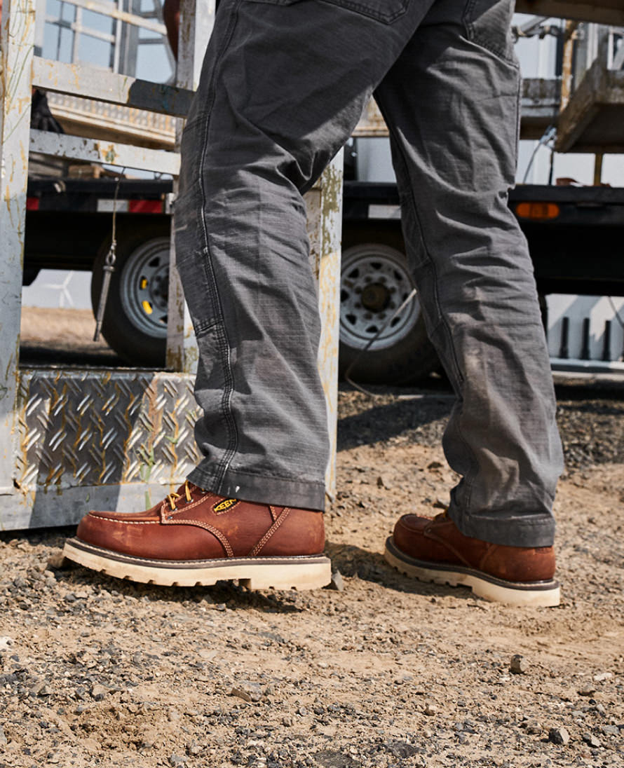 Keen Men's Cincinnati 6" Waterproof 90° Heel Boot (Carbon Toe) | Tuscan Red/Sandshell
